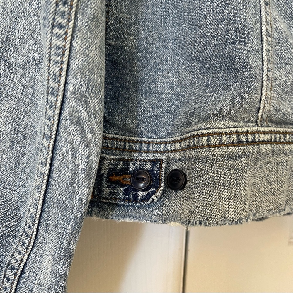 Lee Men’s Light Wash Distressed Denim Jean Jacket - Picture 13 of 14